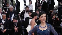 Intip detail kebaya biru Raline Shah yang jadi perhatian dunia (dok. istimewa)