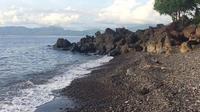 Pantai Kawaliwu yang memiliki sumber air panas di sela bebatuannya. (dok. Instagram @_samisme/ https://www.instagram.com/p/BdTwfC0nDJx/?igshid=11fh27l2hs1vn/ Dinda Rizky)