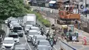 Sejumlah kendaraan terjebak kemacetan saat melintasi sekitar proyek Underpass Senen Extension di simpang Senen, Jakarta, Senin (3/2/2020). Proyek underpass yang menelan anggaran APBD DKI Jakarta mencapai Rp121,2 miliar ini ditargetkan rampung pada akhir Desember 2020. (merdeka.com/Iqbal Nugroho)