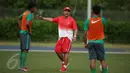 Jelang laga lanjutan grup A SEA Games 2015, timnas Indonesia U-23 melakukan latihan di Temasek Polytechnic, Singapura, Kamis (4/6/2015). Tampak, pelatih timnas Indonesia, Aji Santoso (tengah) memberikan arahan latihan. (Liputan6.com/Helmi Fithriansyah)