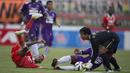 Pemain Persija, Nur Iskandar terjatuh pada laga Piala Presiden melawan Persita di Stadion Dipta, Kamis (3/9/2015). Pertandingan berakhir imbang 1-1. (Bola.com/Vitalis Yogi Trisna)