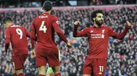 Penyerang Liverpool, Mohamed Salah, melakukan selebrasi usai membobol gawang AFC Bournemouth pada laga Premier League di Stadion Anfield, Sabtu (9/2). Liverpool menang 3-0 atas AFC Bournemouth. (AP/Rui Vieira)