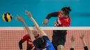 Pemain Voli Indonesia, Aprilia Santini Manganang, melepaskan smash saat melawan Thailand pada laga Asian Games 2018 di Volley Indoor, GBK, Jakarta, Senin (27/8/2018). Indonesia kalah 1-3 dari Thailand. (Bola.com/Vitalis Yogi Trisna)