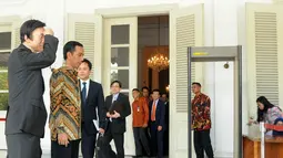 Jokowi yang mengenakan kemeja batik cokelat, kemudian mengajak kedua tamunya ke dalam ruang tamu gubernur untuk mengadakan pertemuan tertutup, Jakarta, (9/10/14).(Liputan6.com/Herman Zakharia) 