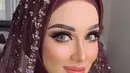 Penampilan sang istri langsung mencuri perhatian. Amira terlihat memesona di hari pernikahannya dengan Arabian makeup look hasil tangan dingin makeup artist asal Pekanbaru, Adella Hadad. [@reza_zakarya_daa/adelahaddad17]
