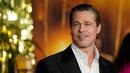 Brad Pitt berpose saat menghadiri premiere film "Babylon" di Academy Museum of Motion Pictures, Los Angeles, Amerika Serikat, 15 Desember 2022. Wajahnya tampak segar dengan kumis serta janggut tipis. (AP Photo/Chris Pizzello)