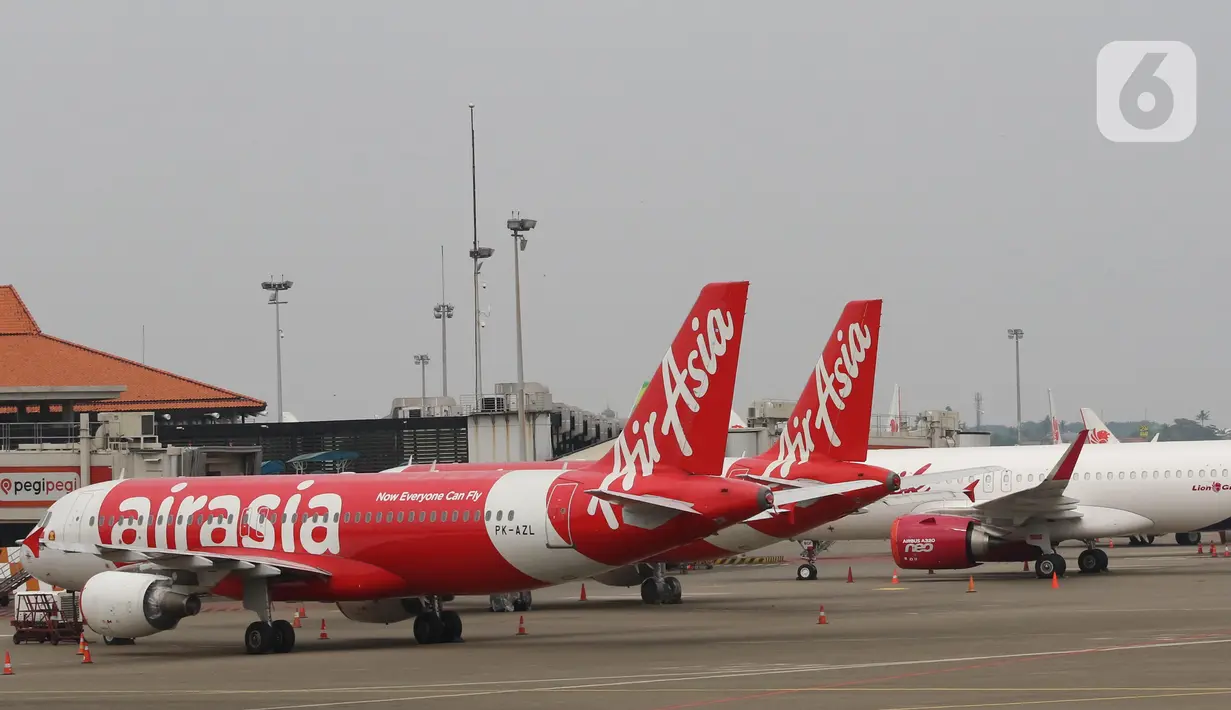 Sejumlah pesawat maskapai penerbangan terparkir di Bandara Soekarno Hatta, Tangerang, Senin (6/7/2020). Permintaan maskapai tersebut agar kembali terciptanya keseimbangan terhadap tingkat permintaan dari penumpang. (Liputan6.com/Angga Yuniar)