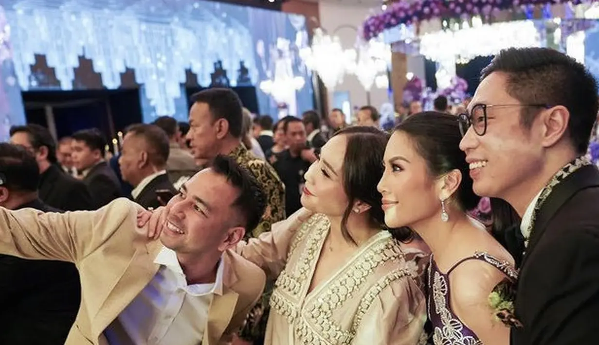 Lalu, Raffi mengenakan setelan jas warna beige dipadukan kemeja putih sebagai inner. @angelatanoesoedibjo.