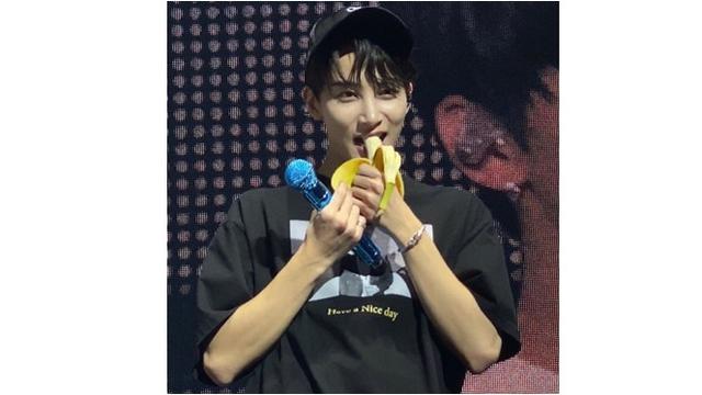 6 Potret Tingkah Absurd Idol K-Pop saat Makan Pisang, Ada yang Sama Kulitnya