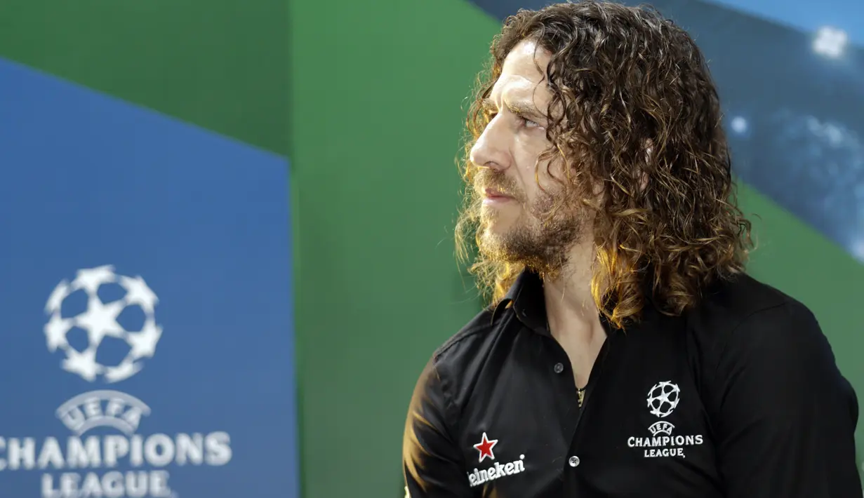 Legenda Barcelona, Carles Puyol, saat jumpa pers di Jakarta, Senin (11/3). Heineken memulai perhelatan UEFA Champions League Trophy Tour di Indonesia. (Bola.com/Vitalis Yogi Trisna)