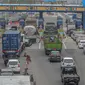 Kendaraan memasuki gerbang tol Kebon Bawang, Tanjung Priok, Jakarta, Kamis (5/11/2020). Tarif baru Tol Jakarta Outer Ring Road (JORR) I, Jalan Tol Akses Tanjung Priok (ATP) dan Jalan Tol Pondok Aren-Ulujami mengalami kenaikan Rp 1.000 hingga Rp 1.500 dalam waktu dekat. (Liputan6.com/Faizal Fanani)