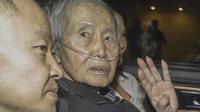 Mantan presiden Peru Alberto Fujimori (1990-2000) duduk di antara anak-anaknya Kenji (kiri) dan Keiko setelah dibebaskan dari penjara Barbadillo di pinggiran timur Lima, pada 6 Desember 2023. (Renato Pajuelo/ AFP)