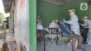 Petugas medis dari Pemkot Jakarta Selatan melakukan tes swab Covid-19 para pedagang  di Pasar Sayur Cipulir, Jakarta Selatan, Kamis (25/6/2020). Kegiatan yang dilakukan kepada puluhan pedagang dan warga seputar pasar ini dalam rangka memutus mata rantai penyebaran Covid-19. (merdeka.com/Arie Basuki)