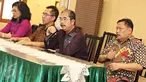 Wali Kota Jakpus, Mangara Pardede (kedua kanan) bersama pengelola GBK memberikan keterangan di Jakarta, Jumat (13/5). Manajemen PPKGBK bersama Pemprov DKI akan menertibkan pedagang tanaman hias di trotoar kawasan Senayan. (Liputan6.com/Immanuel Antonius)