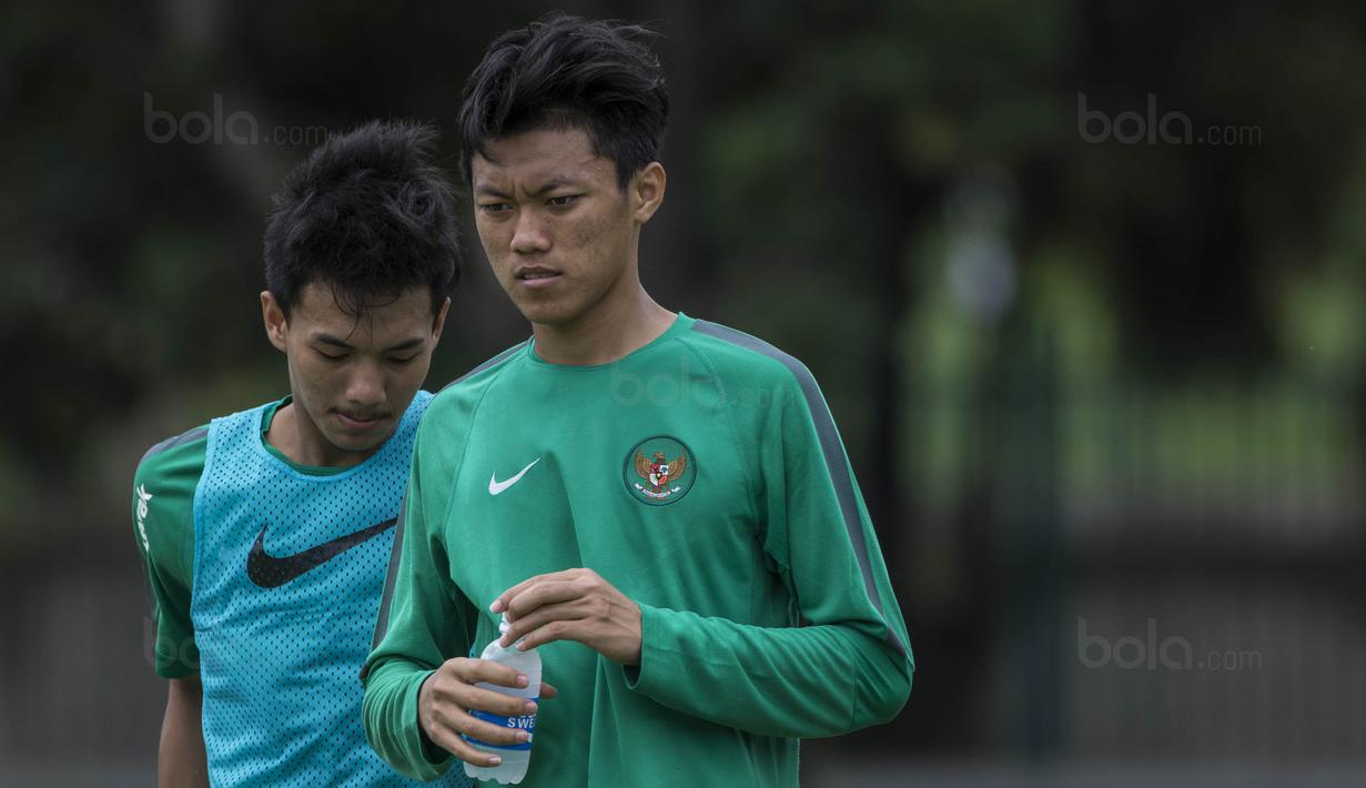 Pemain Timnas Indonesia, Feby Eka dan Muhammad Iqbal, saat mengikuti latihan di Lapangan ABC Senayan, Jakarta, Jumat (19/1/2018). Pemusatan latihan ini dilakukan jelang Asian Games 2018. (Bola.com/Vitalis Yogi Trisna)