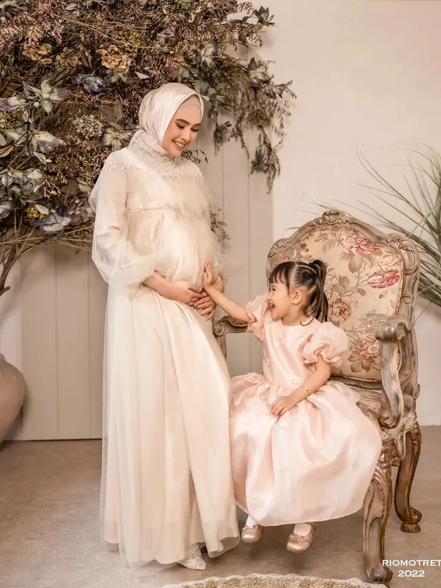Hamil Anak Kedua, Ini 7 Maternity Shoot Kartika Putri yang Menawan