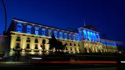 Kendaraan melaju melewati Parlemen Portugal yang diterangi dengan warna bendera Ukraina untuk menandai peringatan satu tahun invasi Ukraina, di Lisbon, saat malam tiba, Kamis, 23 Februari 2023. Menurut Kantor Komisaris Tinggi PBB untuk Hak Asasi Manusia (OHCHR) per 21 Februari 2023, sedikitnya 8.006 jiwa tewas, sementara 13.287 orang terluka sejak invasi Rusia ke Ukraina pada 24 Februari 2022. (AP Photo/Armando Franca)