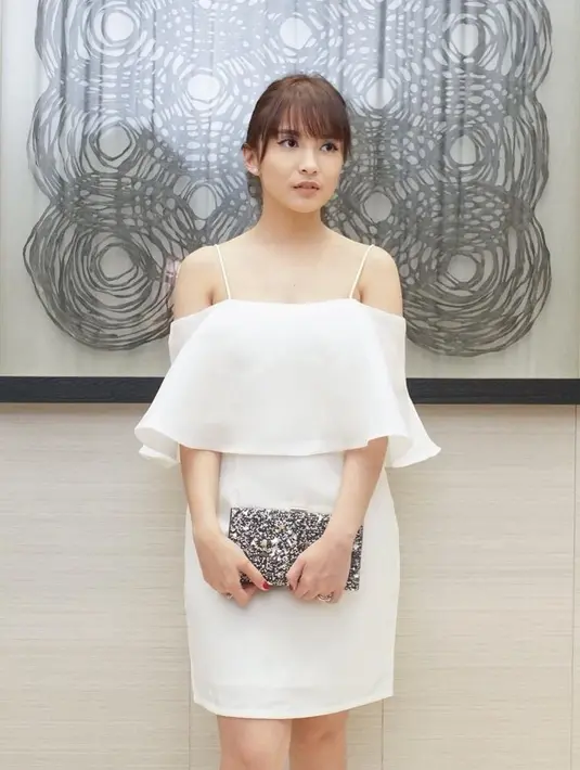 Lagi-lagi dengan outfit putihnya, dan untuk rambutnya kali ini Chelsea tidak menggerainya. Dan wajah mungilnya pun semakin jelas terlihat memesona. (Instagram/chelseaolivia)