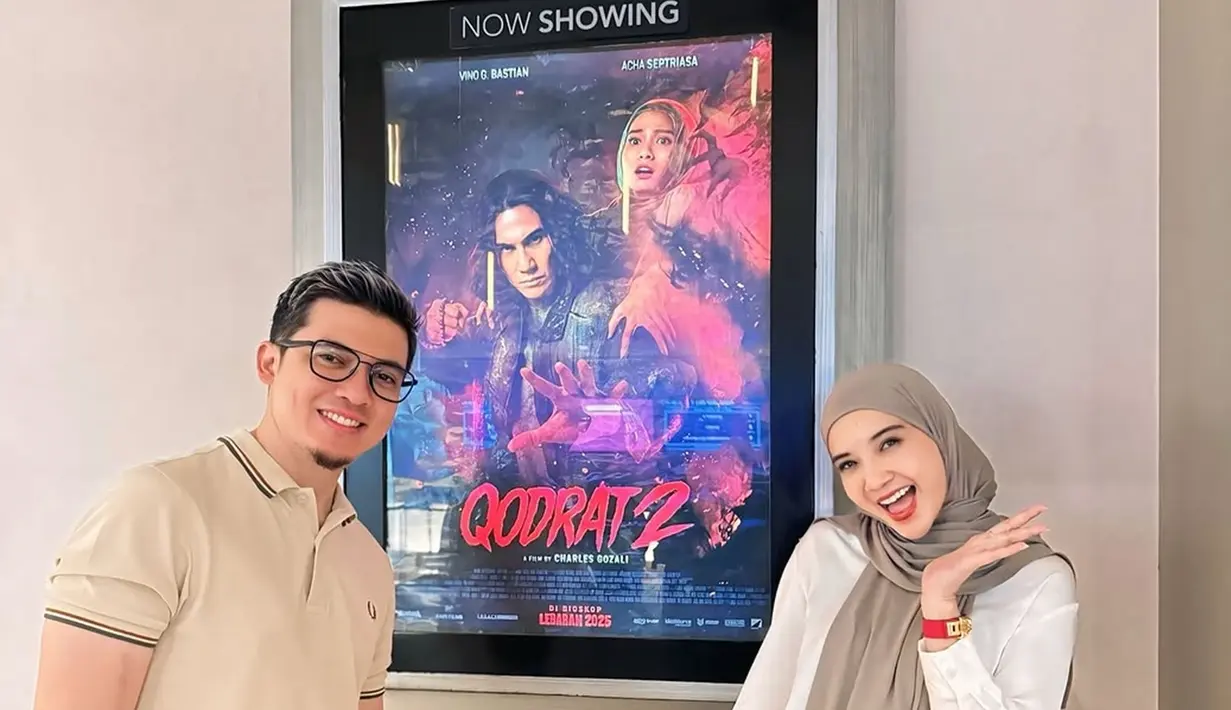 Zaskia Sungkar dan Irwansyah tampil ceria dan antusias saat berpose di depan poster film 'Qodrat 2'. Keduanya sangat mendukung film terbaru Acha Septriasa. Meski Acha tak tampak di sana, ia mengucapkan terima kasih atas support yang diberikan. (Liputan6.com/IG/@zaskiasungkar15)