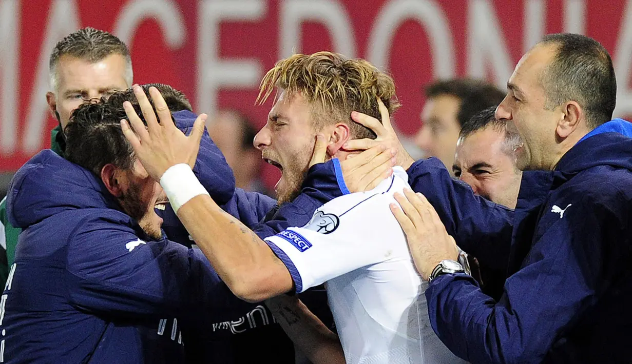 Ekspresi pemain Italy, Ciro Immobile (tengah) usai mencetak gol ke gawang Makedonia pada kualifikasi Piala Dunia 2018 di Philip II of Macedon stadium, Skopje Senin (10/10/2016) dini hari WIB. (AFP/Robert Atanasovski)