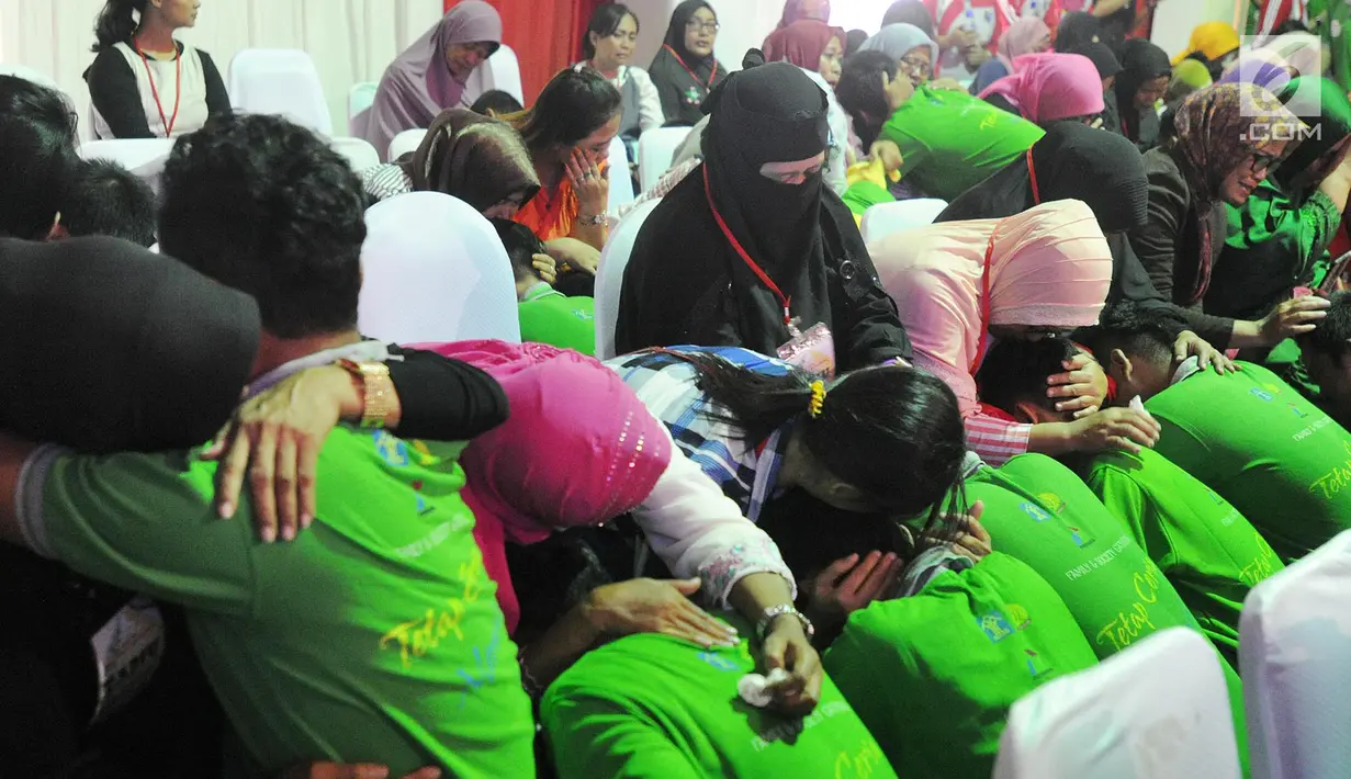 Momen haru saat para ibu dan anak mereka berpelukan di Lembaga Pembinaan Khusus Anak (LPKA) Kelas 1 Tangerang, Banten (17/4). Para ibu dan narapidana anak tak dapat menahan air mata dalam ritual membasuh kaki ibu ini. (Merdeka.com/Arie Basuki)