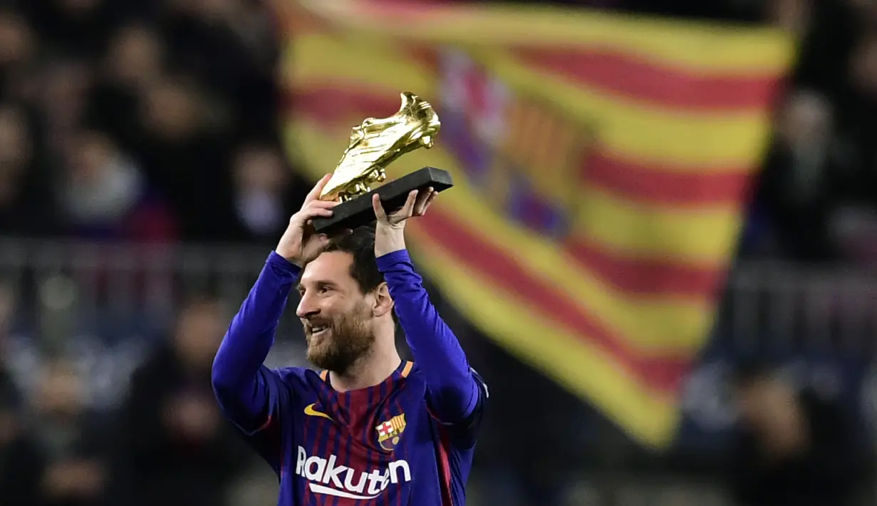 Bintang Barcelona, Lionel Messi mengangkat sepatu emas yang diterima setelah berhasil menjadi pencetak gol terbanyak Eropa pada 2017 di Camp Nou stadium, Barcelona, (17/12/2017). (AFP/Javier Soriano)