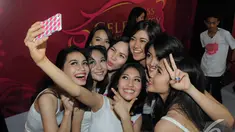 Para finalis 10 besar Micel 2014 Makassar 'selfie' bersama, Makassar, Minggu (7/9/2014) (Liputan6.com/Herman Zakharia)