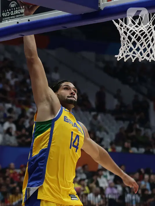 Pemain timnas basket Brasil, Leonardo Meindl saat melawan Spanyol pada penyisihan Grup G FIBA World Cup 2023 di Indonesia Arena, Gelora Bung Karno, Jakarta, Senin (28/8/2023). (Liputan6.com/Helmi Fithriansyah)