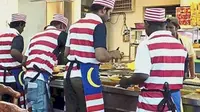 Foto pekerja restoran mengenakan bendera Malaysia yang menjadi viral. (The Star/Asia News Network)