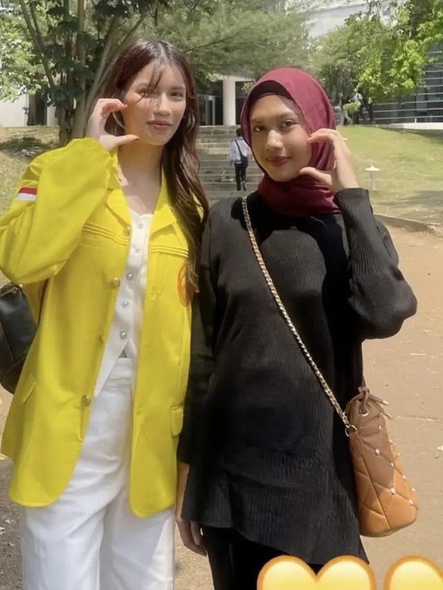Sabrina Chairunnisa Kenakan Almamater Kuning. [@sabrinachairunnisa_]