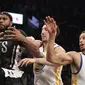 Pemain Warriors, Klay Thompson (tengah) dan Stephen Curry (kanan) menghadang laju pemain  Brooklyn Nets, Trevor Booker pada laga NBA di Barclays Center, (22/12/2016). Warriors menang 117-101.  (Reuters/Nicole Sweet-USA TODAY Sports)