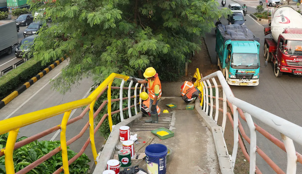 Pekerja mengecat jembatan penyeberangan orang (JPO) di kawasan Cipayung, Jakarta Timur, Rabu (30/5). Pengecatan dilakukan untuk merawat JPO agar tidak kusam dan lebih nyaman digunakan oleh pejalan kaki. (Liputan6.com/Immanuel Antonius)