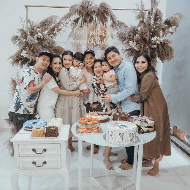 7 Potret Pesta Ulang Tahun Glenn Alinskie, Perut Chelsea Olivia Curi Perhatian