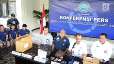 Petugas BNNP Jawa Tengah memberi keterangan saat rilis kasus peredaran narkoba di halaman Kantor BNNP Jawa Tengah, Semarang, Rabu (20/3). BNNP Jawa Tengah membongkar praktik peredaran narkotika yang diduga diotaki oleh narapidana. (Liputan6.com/Gholib)