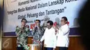Wakil Gubernur Maluku Zeth Sahuburua (kedua kanan) didampingi Menkominfo Rudiantara membuka Konvensi Nasional Media di Ambon, Maluku, (8/2). Acara ini merupakan rangkaian dari peringatan Hari Pers Nasional 2017. (Liputan6.com/Faizal Fanani)
