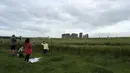 Orang-orang mengabadikan foto di situs warisan dunia Stonehenge di Wiltshire, Inggris (20/6/2020). Sebuah lingkaran yang terdiri dari lubang-lubang prasejarah yang dalam ditemukan di dekat situs warisan dunia tersebut. (Xinhua/Tim Ireland)
