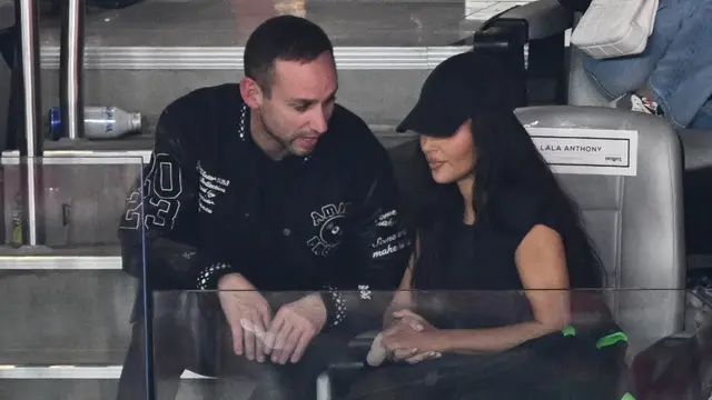 Kanye West Pakai Topeng Alexander McQueen ke Super Bowl 2024, Bikin Umat Kristiani Tersinggung