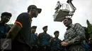 Wagub DKI Jakarta, Djarot Saiful Hidayat memberi arahan kepada petugas damkar di Kantor Dinas Pemadam Kebakaran, Jalan KH Zainul Airifin, Jakarta, Sabtu (8/10). Djarot memantau kesiapan anggota dan peralatan pemadam kebakaran. (Liputan6.com/Faizal Fanani)