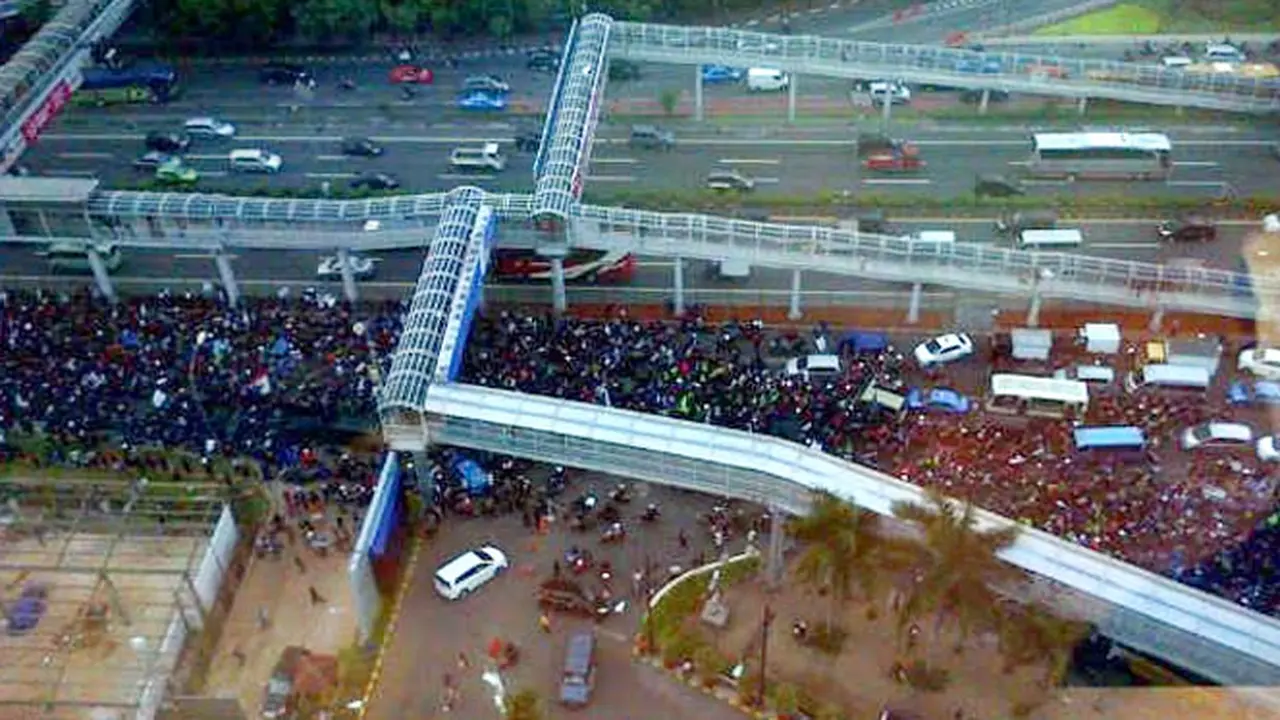 buruh-blokir-semanggi-131128c.jpg