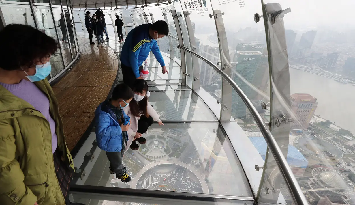 Para wisatawan menikmati pemandangan di Shanghai Oriental Pearl Tower, Shanghai, China, Kamis (12/3/2020). China kembali membuka bangunan ikonis Shanghai Oriental Pearl Tower, Shanghai Jinmao Tower, dan Shanghai Tower. (Xinhua/Fang Zhe)