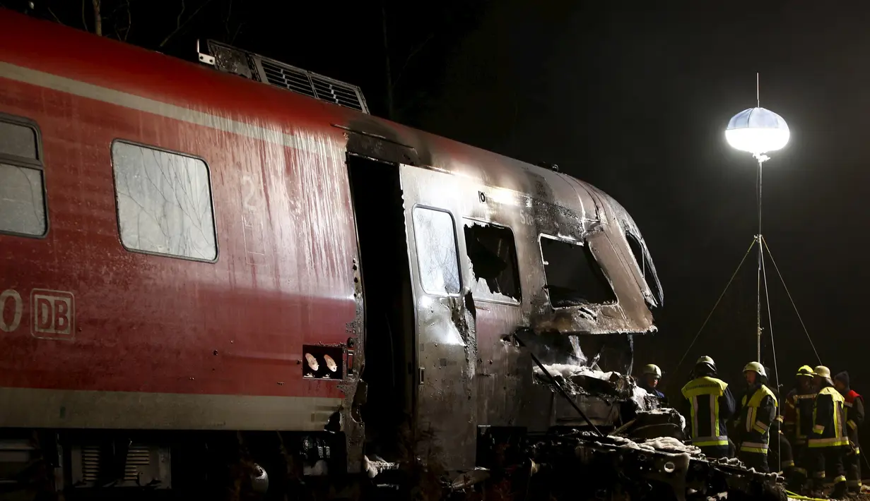 Sebuah kereta penumpang bertabrakan dengan truk milter di persimpangan kereta api di Freihung, Jerman, Kamis (5/11). Sedikitnya satu orang tewas dan beberapa lainnya terluka. Media Jerman mengabarkan, masinis kereta hilang. (REUTERS / Michaela Rehle)