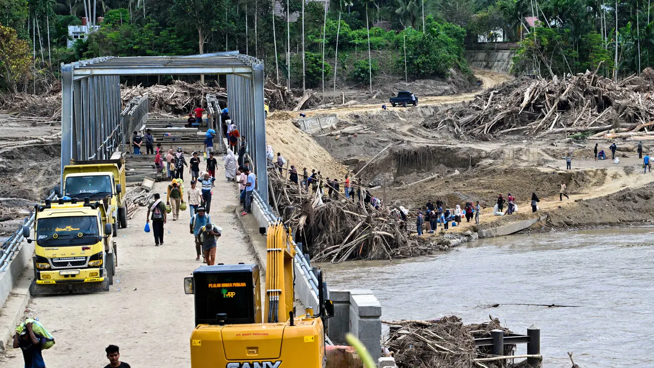 Tumpukan Puing Kayu Jadi Solusi Alternatif Warga untuk Naik ke Jembatan Sungai Peusangan Aceh