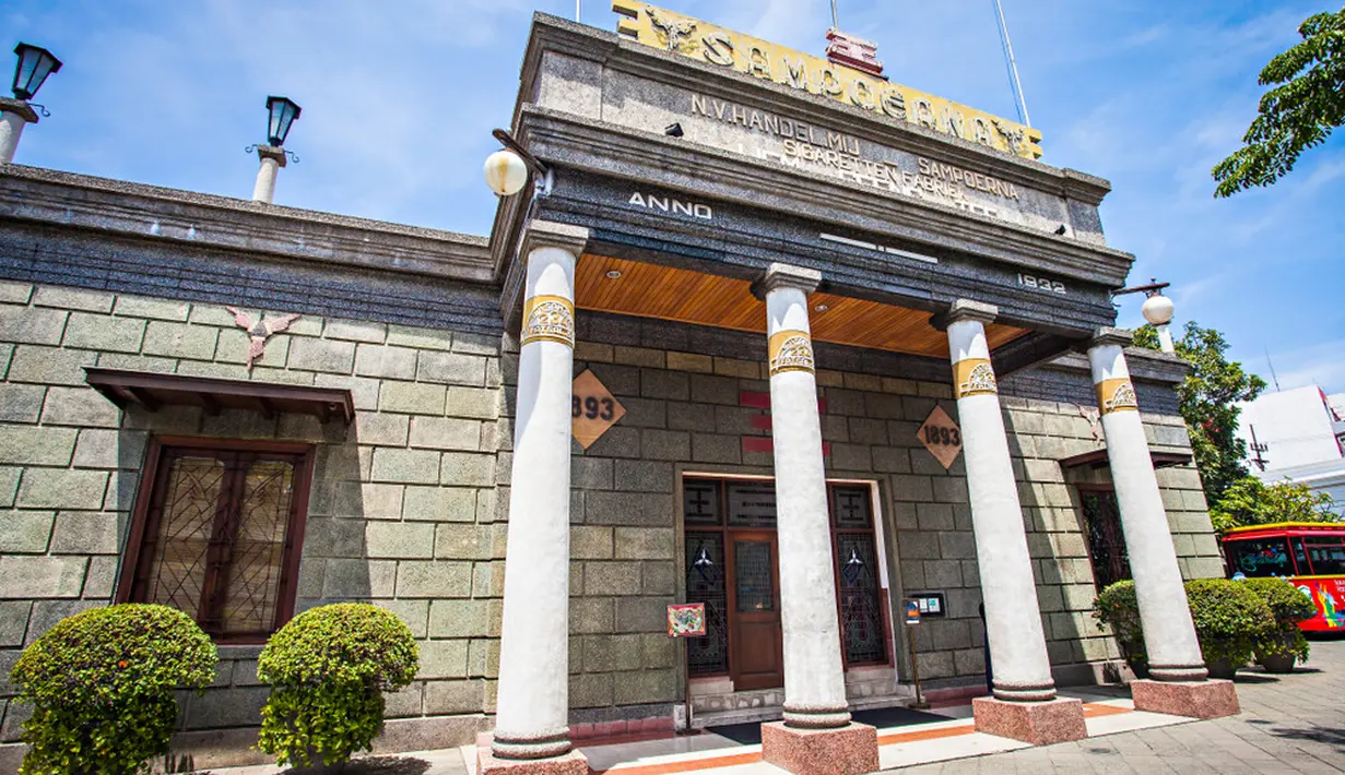 House of Sampoerna terletak di kota Surabaya. Tak hanya berisikan tentang koleksi beragam tembakau, di sini kamu juga bisa berkeliling kota Surabaya dengan naik Herritage Bus./copyright shutterstock/Sony Herdiana