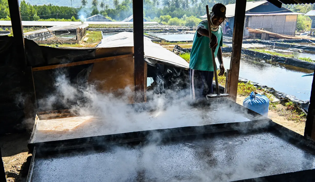 Seorang petani mengolah garam dengan cara tradisional di sebuah tambak di Lamnga, pinggiran Banda Aceh, Aceh, Selasa (7/3/2023). Produksi garam di Provinsi Aceh dalam setahun rata-rata 11.000 ton. (CHAIDEER MAHYUDDIN/AFP)