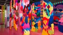Beragam karya seni berbahan serat ditampilkan dalam pameran seni bertajuk "Intangible" di Dallas, Texas, Amerika Serikat, 21 Oktober 2020. Semua karya seni dalam pameran itu terbuat dari bahan serat atau fiber, yang menarik banyak pengunjung. (Xinhua/Dan Tian)