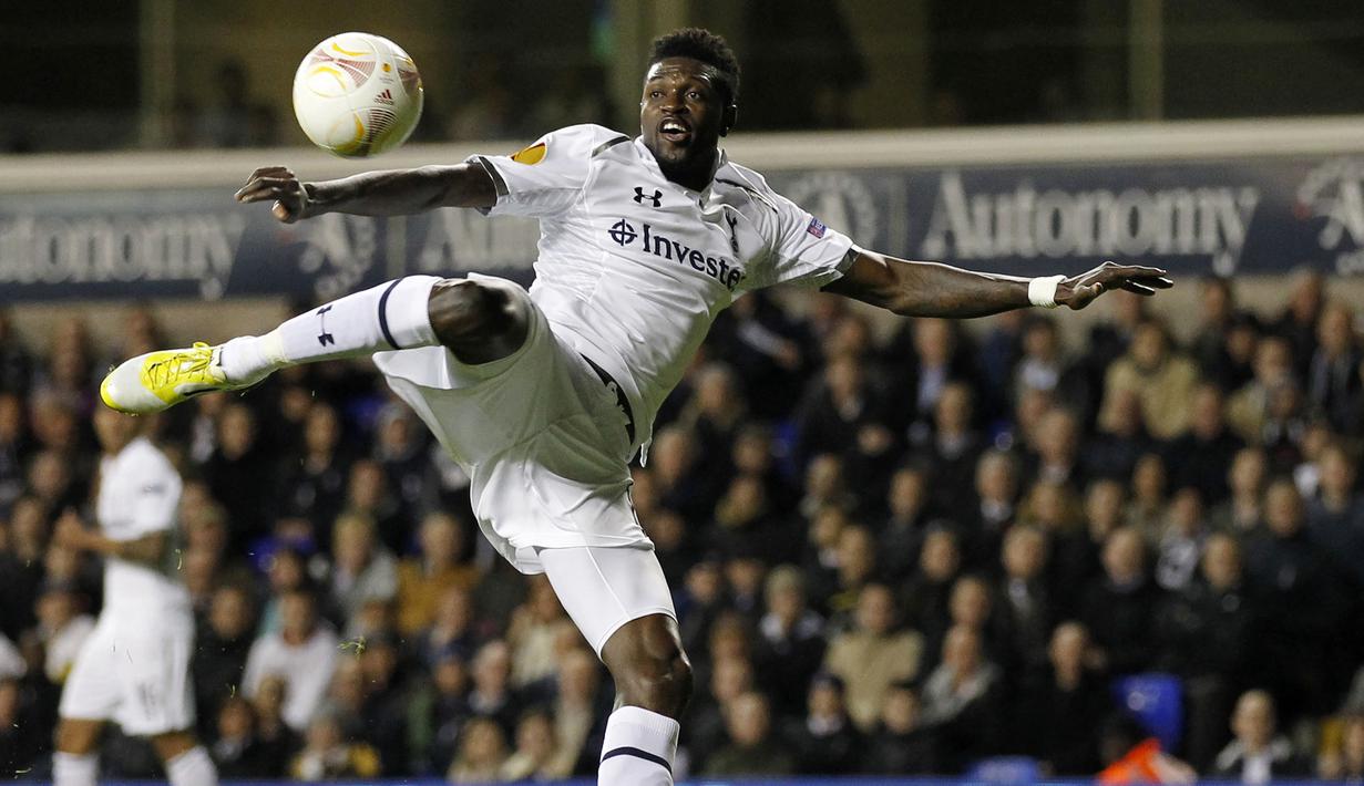Striker Tottenham Hotspur, Emmanuel Adebayor melepaskan tendangan saat menghadapi NK Maribor pada laga Grup J Liga Europa 2012/2013 di White Hart Lane, London (8/11/2012). Emmanuel Adebayor dipinjam Tottenham Hotspur dari Manchester City selama semusim pada 2011/2012. Tampil tajam dengan mencetak total 17 gol, ia dipermanenkan dengan mahar 6,4 juta euro pada 2012/2013 dan bertahan hingga 2014/2015. (AFP/Olly Greenwood)