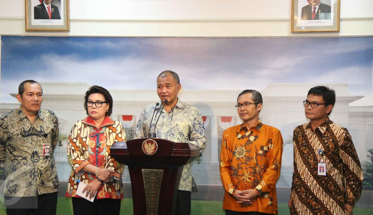 Empat pimpinan KPK didampingi juru bicara kepresidenan, Johan Budi memberikan keterangan pers di Istana Merdeka, Jakarta, Jumat (5/5). Sebelumnya pimpinan KPK menemui Presiden Joko Widodo (Jokowi) untuk memberikan masukan. (Liputan6.com/Angga Yuniar)