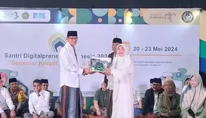 Sandiaga Uno menerima cinderamata dari santri Lemka Sukabumi, di Ponpes Syamsul Ulum Kota Sukabumi (Liputan6.com/Fira Syahrin).