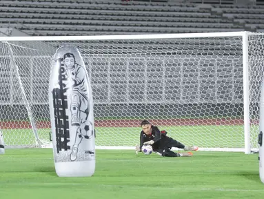 Kiper Timnas Indonesia, Emil Audero Mulyadi, berusaha menangkap bola saat sesi latihan jelang lawan Bahrain di Stadion Madya, Jakarta, Minggu (23/3/2025). (Bola.com/M Iqbal Ichsan)