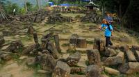 Batuan ini diyakini sebagai tempat bermusyawarah para pendahulu di areal situs Gunung Padang di Kampung Cimanggu, Cianjur, Jawa Barat, (19/9/2014). (Liputan6.com/Helmi Fithriansyah)